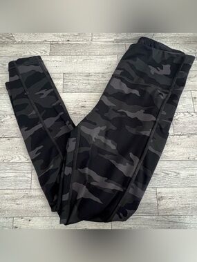Athleta Ultimate Camo 7/8 Tights. Black/Grey. XS Extra Small.